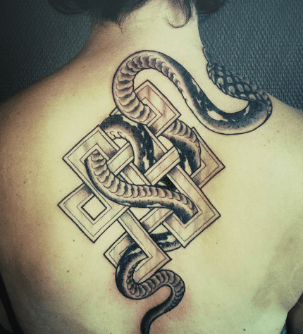Tatouage noeud sans fin serpent dos