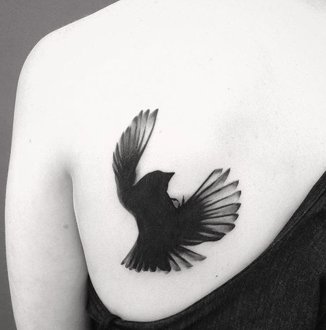Tatouage silhouette de corbeau noir