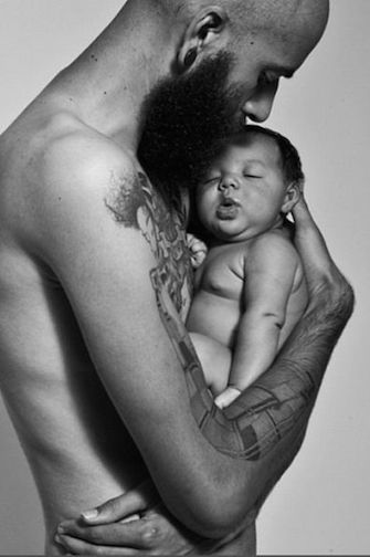 Père tatoué barbe câlin bébé