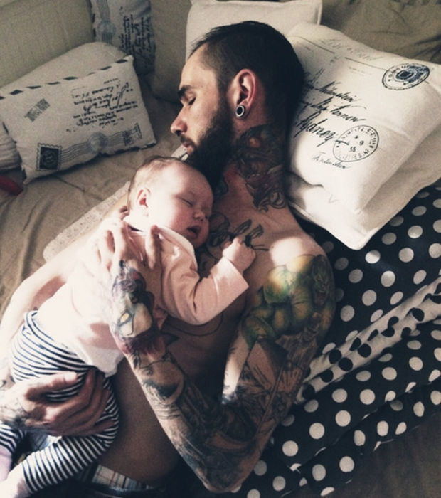 Papa tatoué bébé sieste