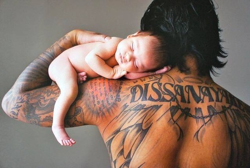 Papa tatoué bébé épaule