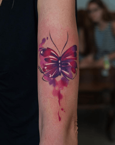 Tatouage bras aquarelle papillon