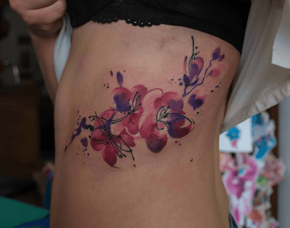 Tatouage aquarelle côte fleurs