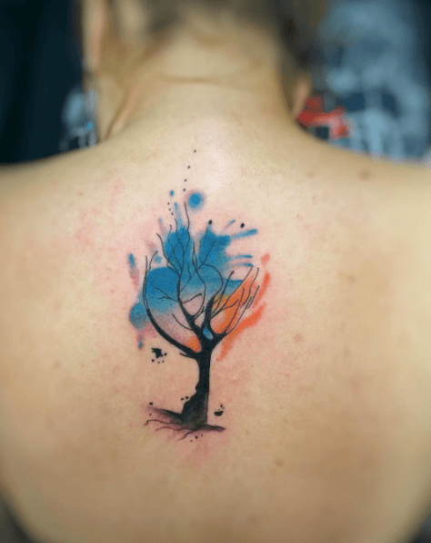 Tatouage dos aquarelle arbre