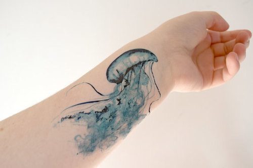 Tatouage poignet aquarelle méduse