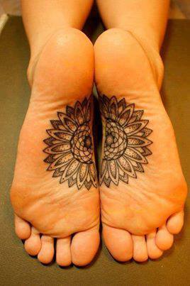 Tatouage pieds discret mandala dotwork
