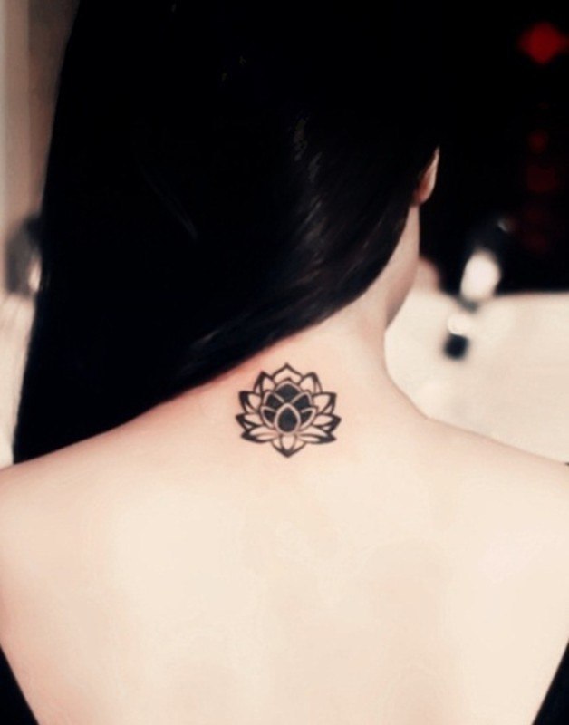 Tatouage nuque discret lotus