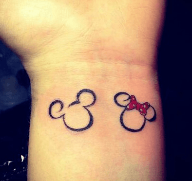 Tatouage discret poignet Mickey Minnie