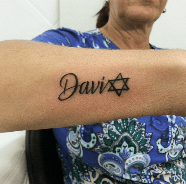 Tatouage David étoile bras lettrage