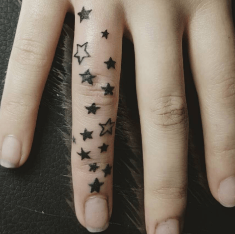 Tatouage étoile doigt entier