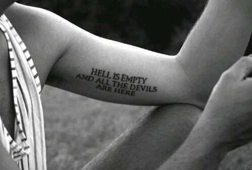 Tatouage biceps phrase Hell is empty