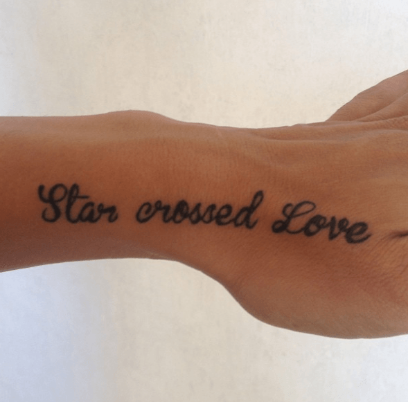 Tatouage poignet phrase Star crossed love
