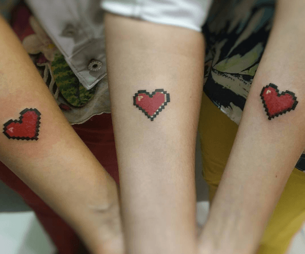 Tatouage bras pixel coeurs