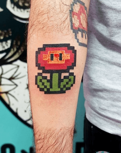 Tatouage bras pixel fleur Mario