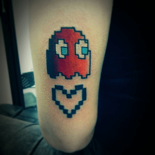Tatouage pixel bras Pacman fantôme coeur