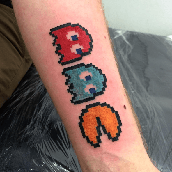 Tatouage bras pixel Pacman fantômes