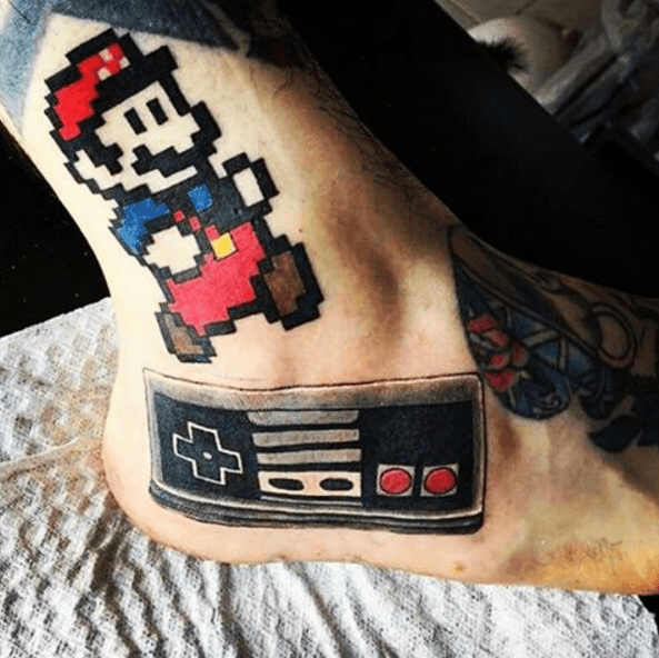 Tatouage cheville pixel Mario