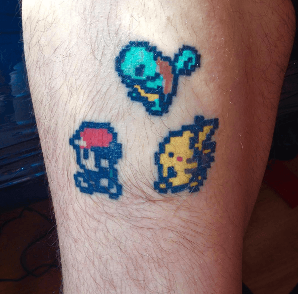 Tatouage pixel jambe Pokémon Sacha Pikachu Carapuce