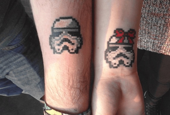 Tatouage pixel poignet Star Wars