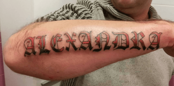 Tatouage prenom bras Alexandra gothique