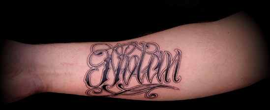 Tatouage prenom bras Nolan Fab Studio Tattoo et Cie