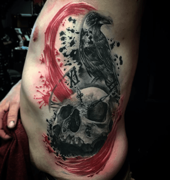 tatouage trash polka d'un crâne avec un corbeau et éléments graphiques