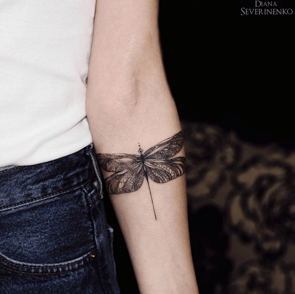 Diana Severinenko tatouage papillon bras