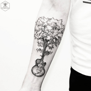 tatouage bras arbre guitare