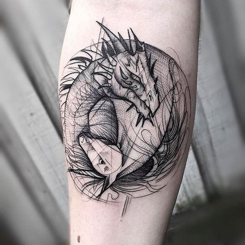 Tatouage bras cheval dragon graphique