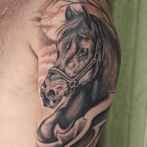 Tatouage bras cheval réaliste