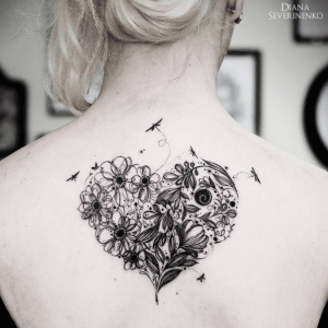 tatouage dos coeur libellule