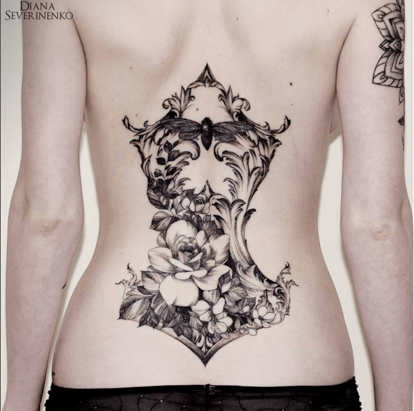 Tatouage dos femme fin