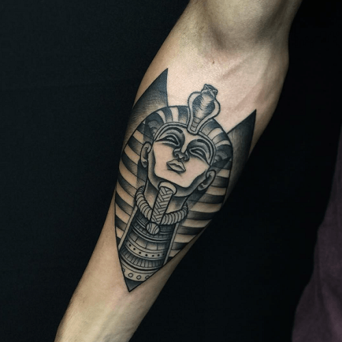 Tatouage egyptien bras pharaon