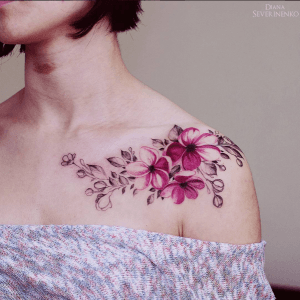 tatouage floral sur epaule couleur