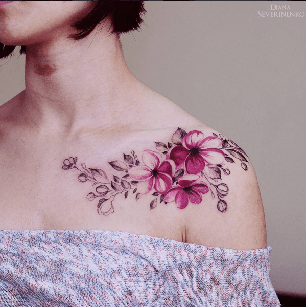 tatouage floral sur epaule couleur