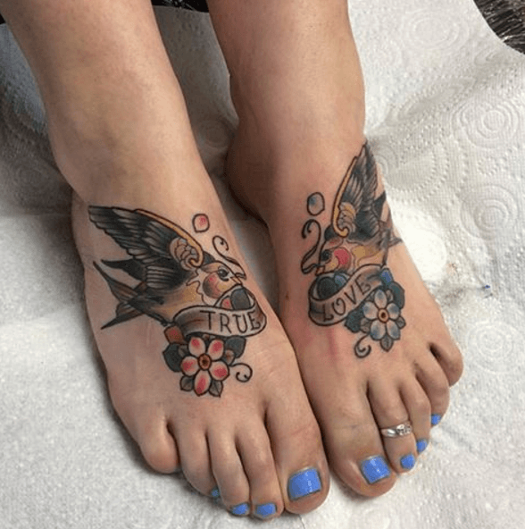 Tatouage pieds hirondelle traditionnel