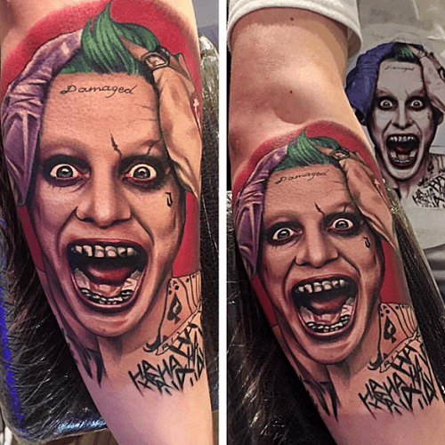 Tatouage bras Joker couleurs Jared Leto