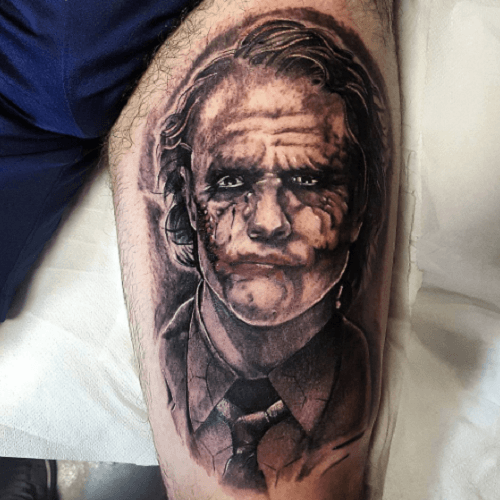 Tatouage Joker cuisse black and grey Heath Ledger