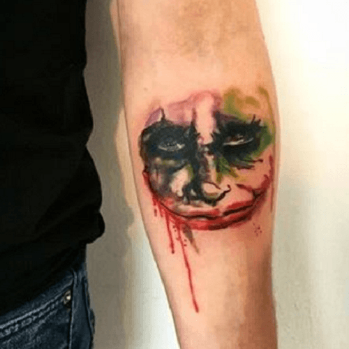 Tatouage Joker visage bras aquarelle