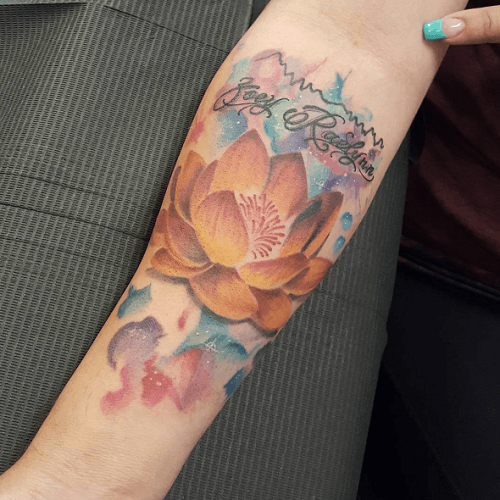 Tatouage bras lotus aquarelle