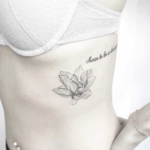 Tatouage côte lotus