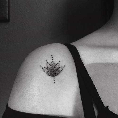 Tatouage épaule lotus dotwork minimaliste