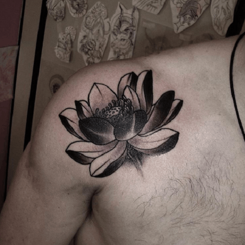 Tatouage épaule lotus réaliste