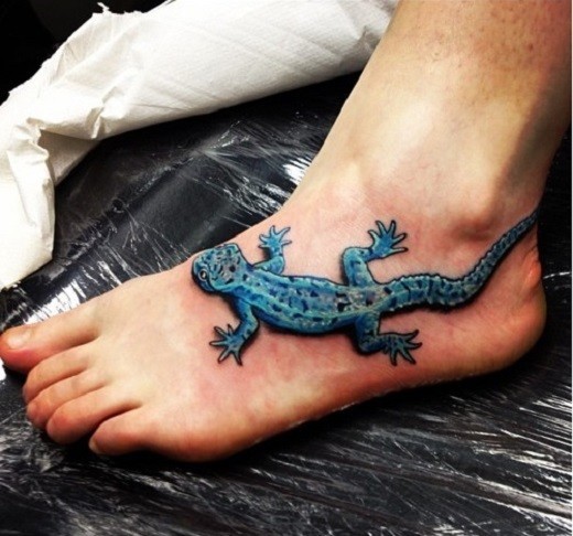 Tatouage pied salamandre réaliste