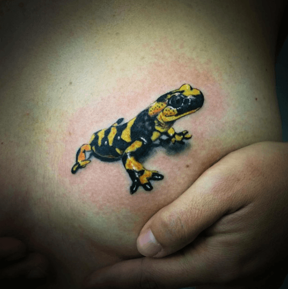 Tatouage salamandre sein couleurs