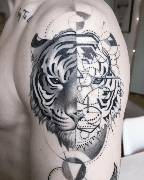 Tatouage bras tigre graphique