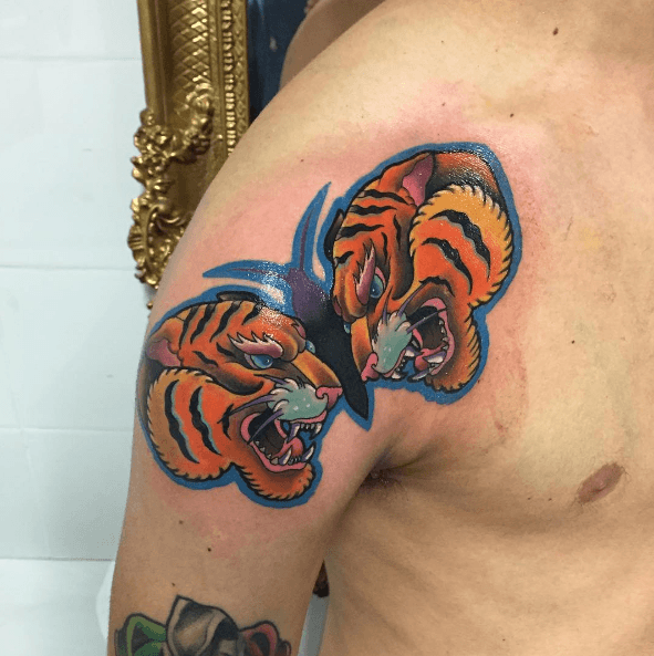 Tatouage clavicule tigre papillon