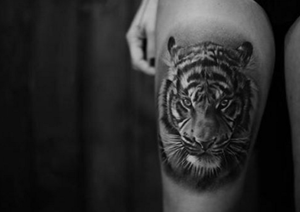 Tatouage cuisse tigre