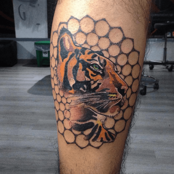 Tatouage tigre mollet couleurs ruche dotwork