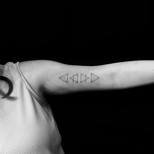 Tatouage viking interieur du bras runes